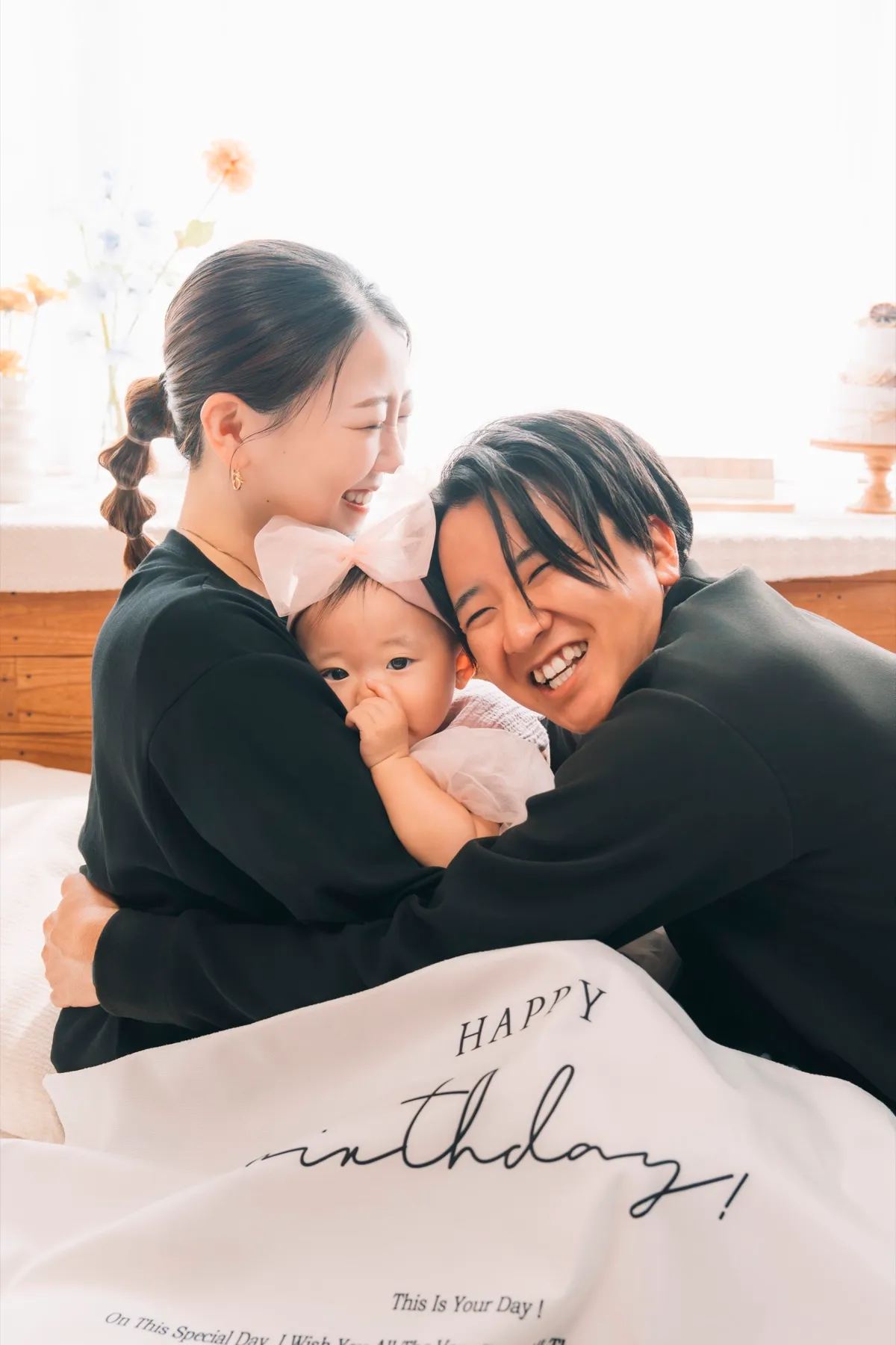 バースデータペストリーの上で赤ちゃんを抱きしめて笑い合うご夫婦